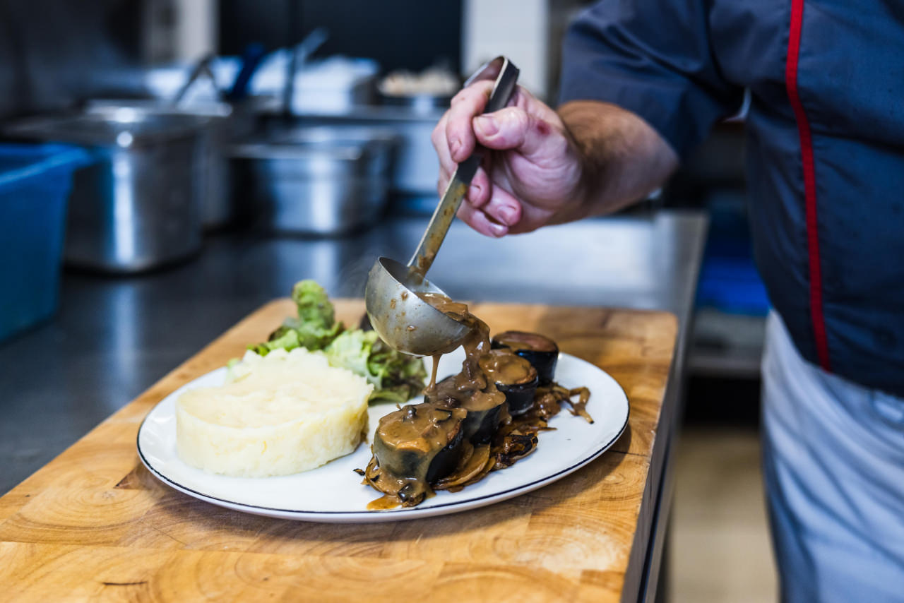 Une assiette d'andouille purée en pleine préparation