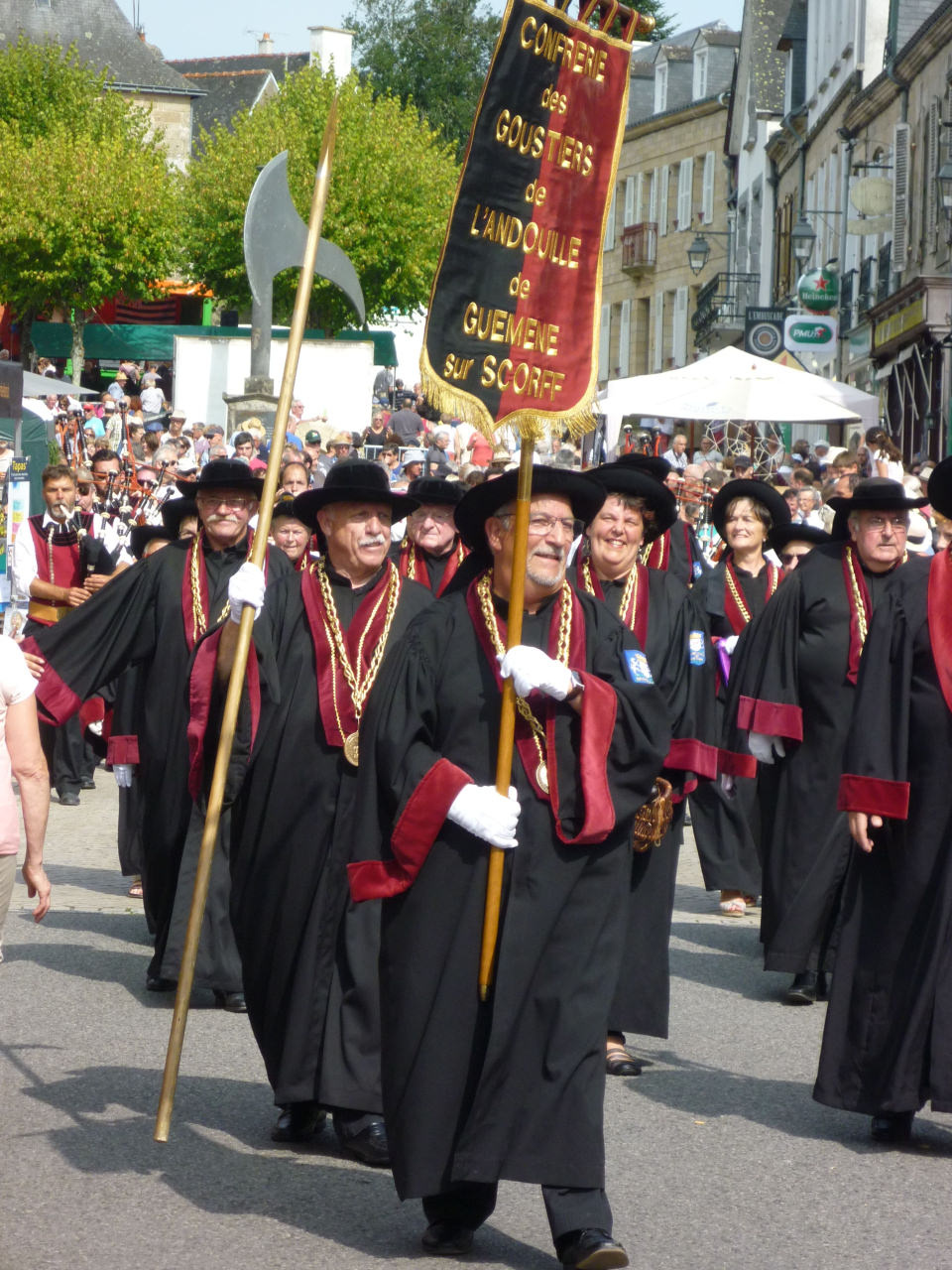 Procession des rois de l'andouille à Guémené-Sur-Scorff