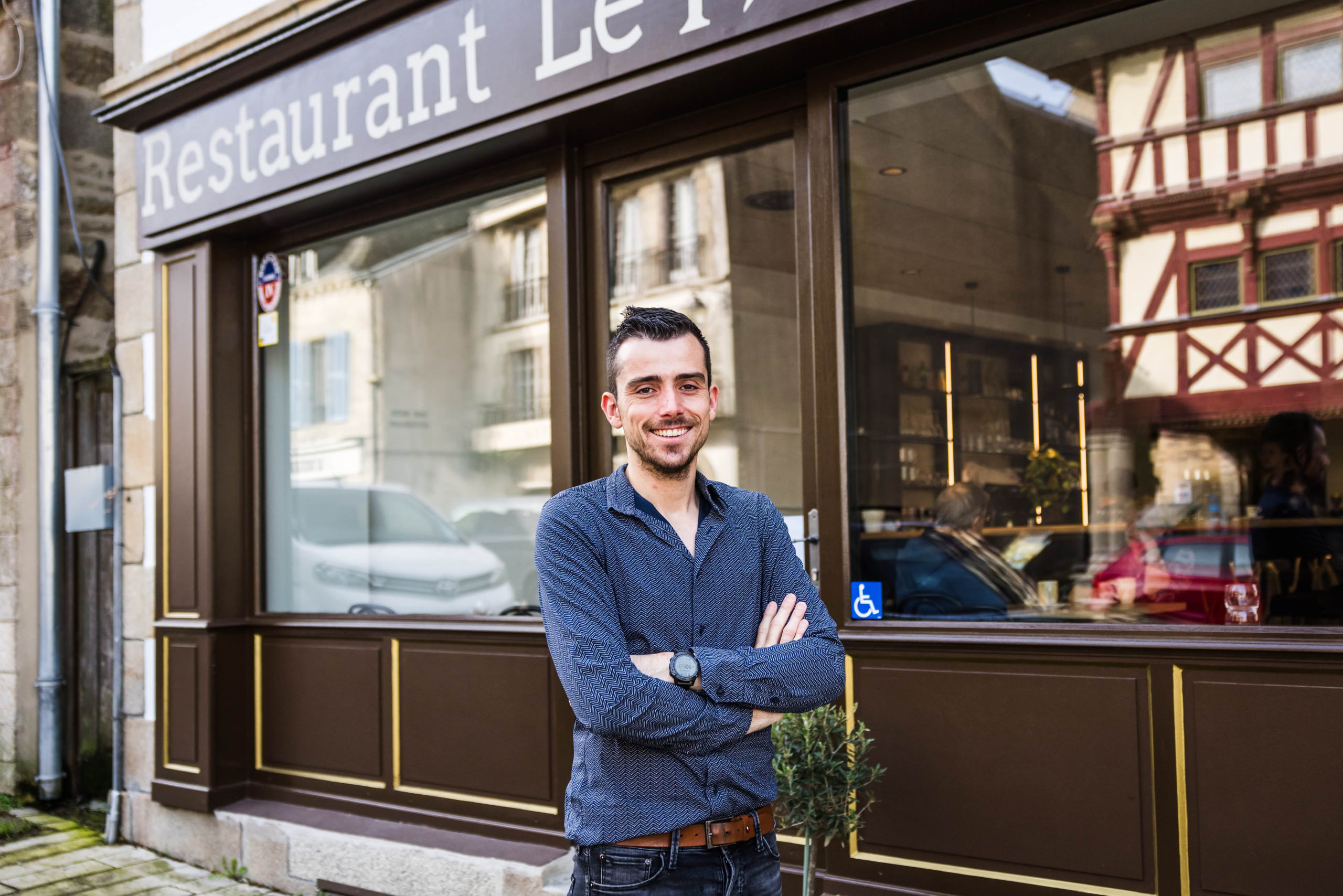 Thomas Rivallan devant son restaurant