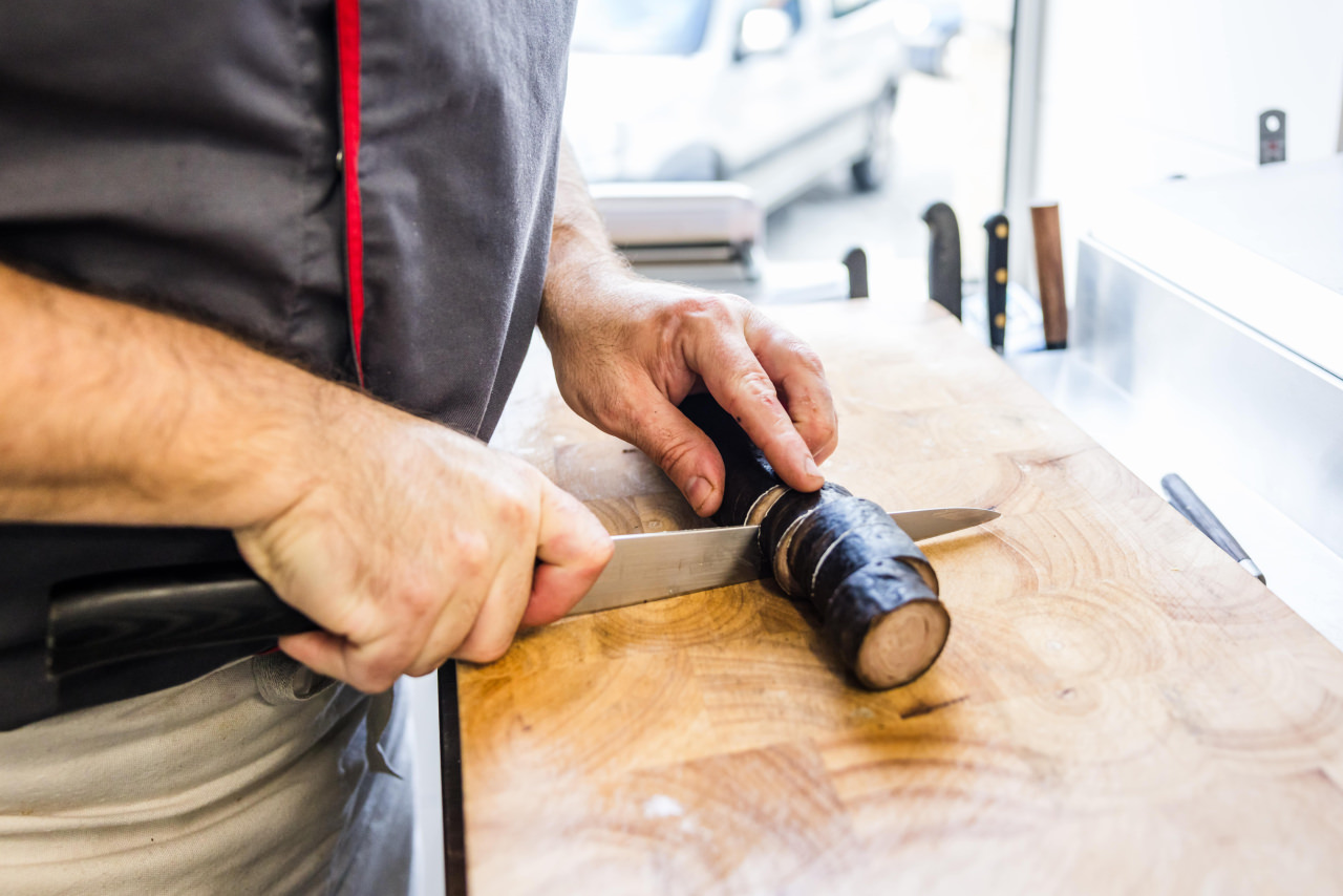 Une andouille en pleine découpe