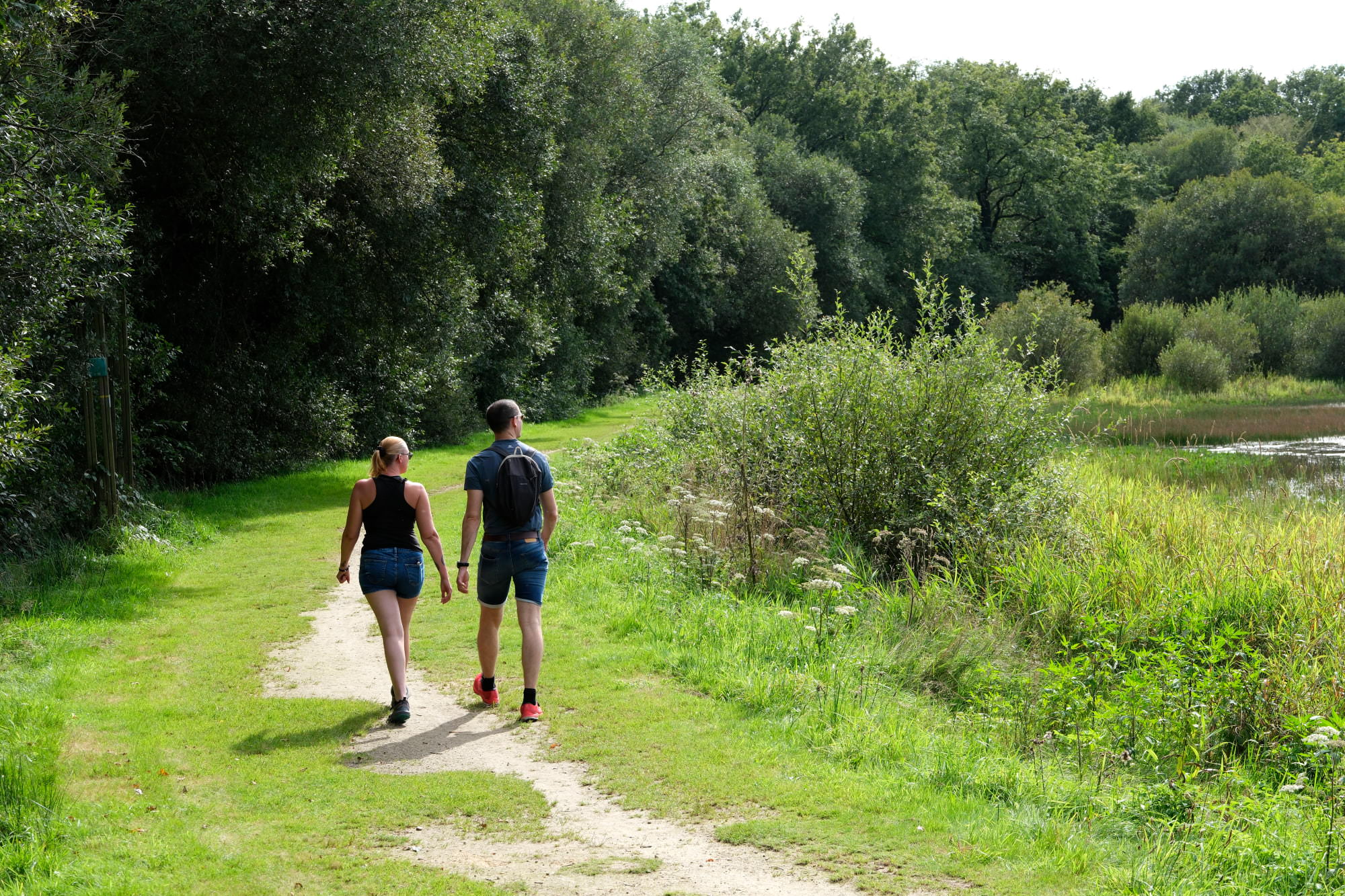 Un couple de randonneurs à la base Nautique de Priziac