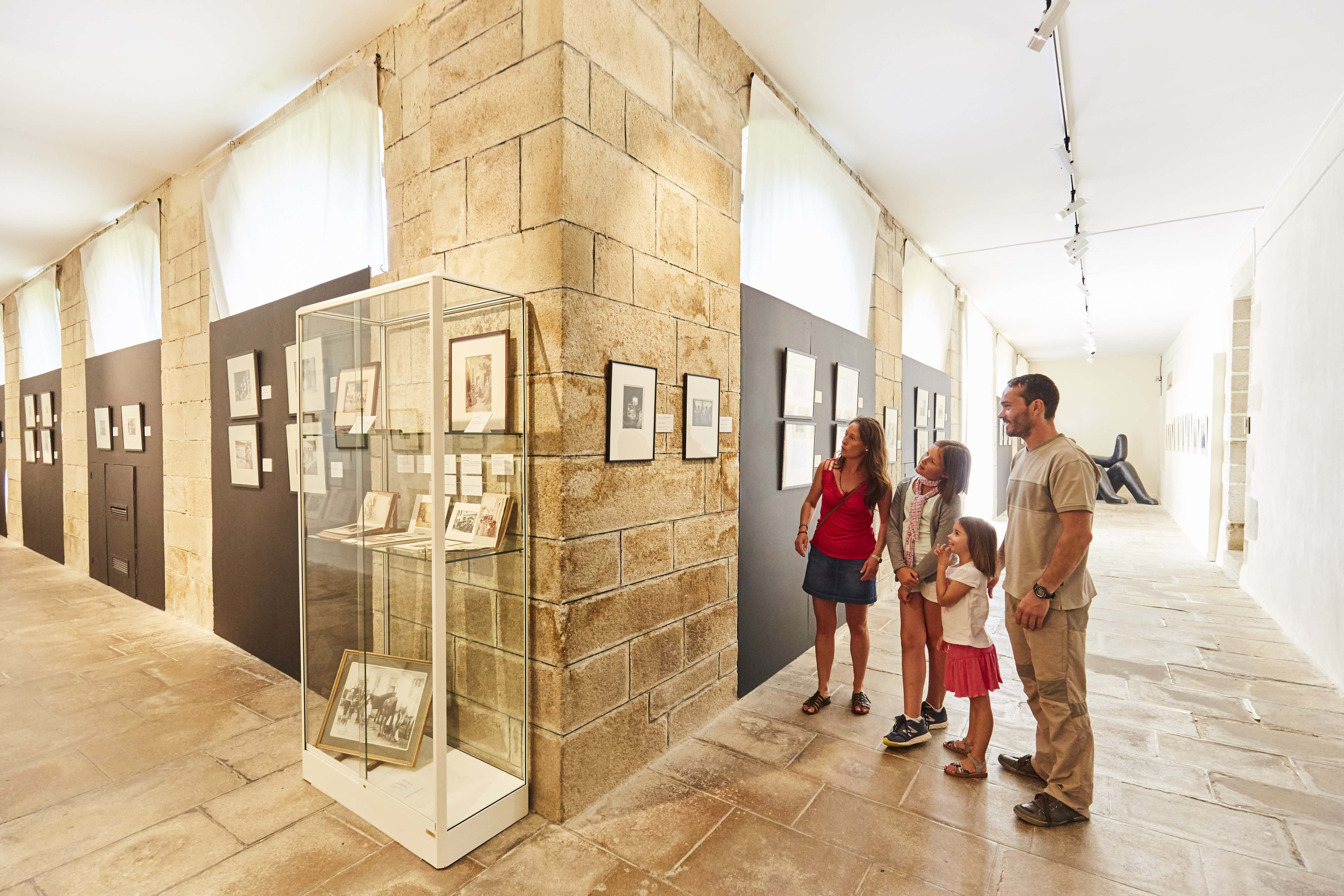 A family visits the Le Faouët museum