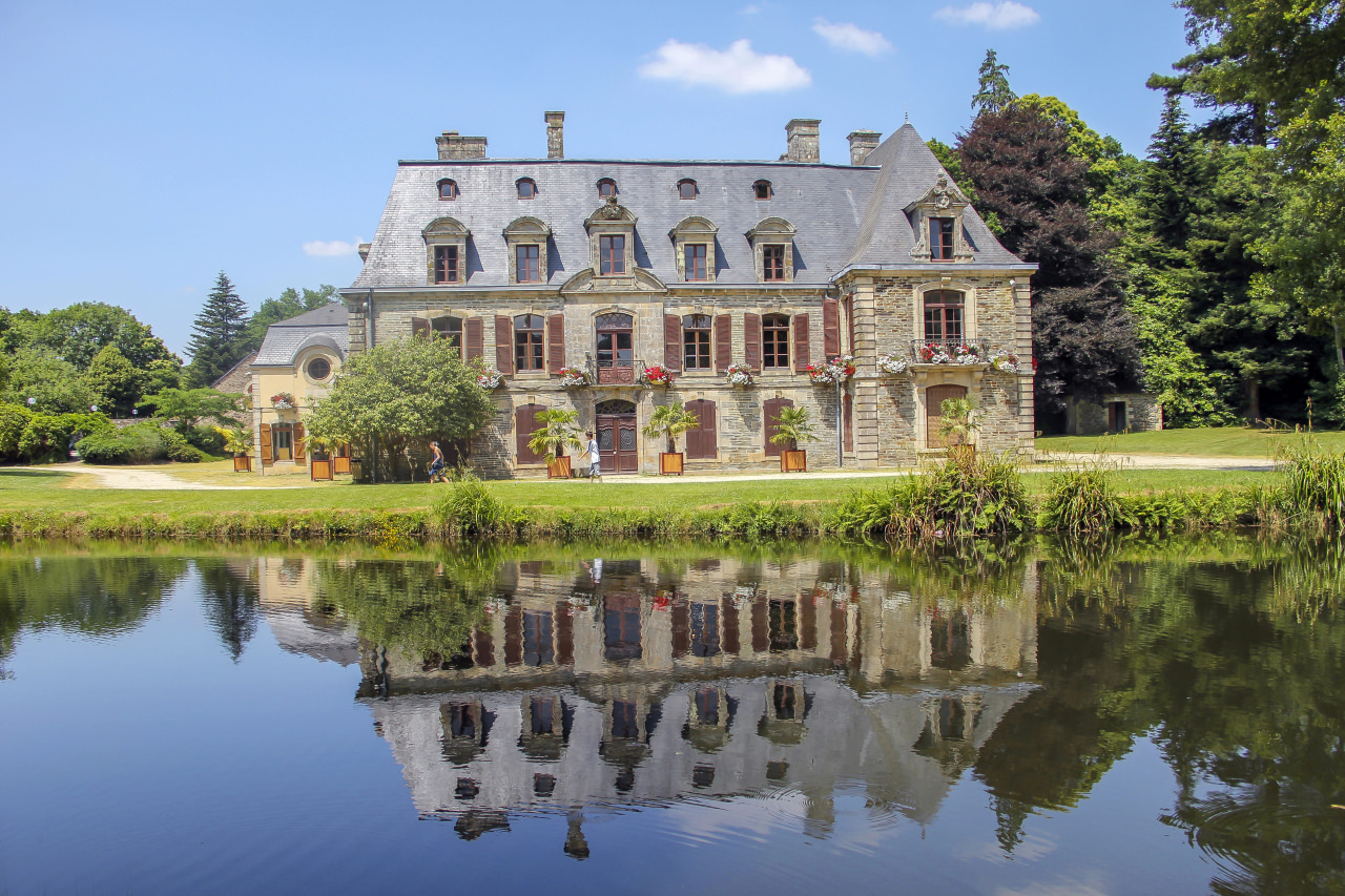 Le château de Tronjoly et son étang à Gourin