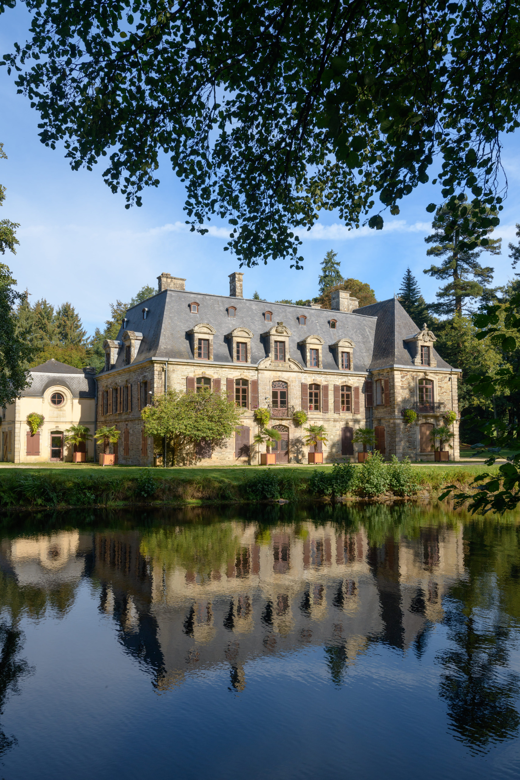 Le château de Tronjoly et son étang