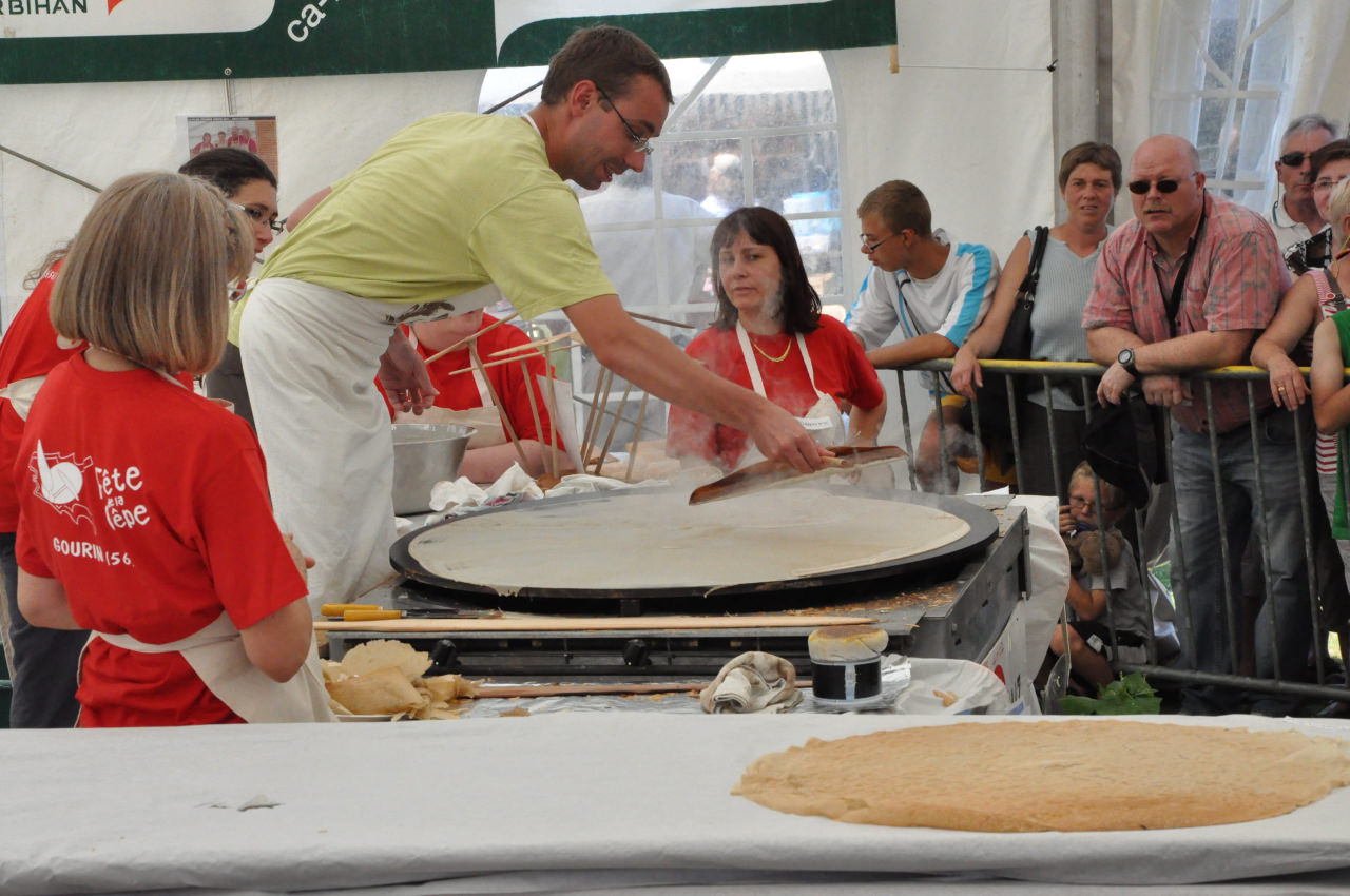 Concours de la plus grande crêpe du monde à Gourin