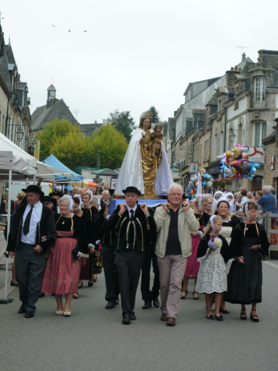 Procession des rois de l'andouille pour la fête de l'andouille à Guémené-Sur-Scorff