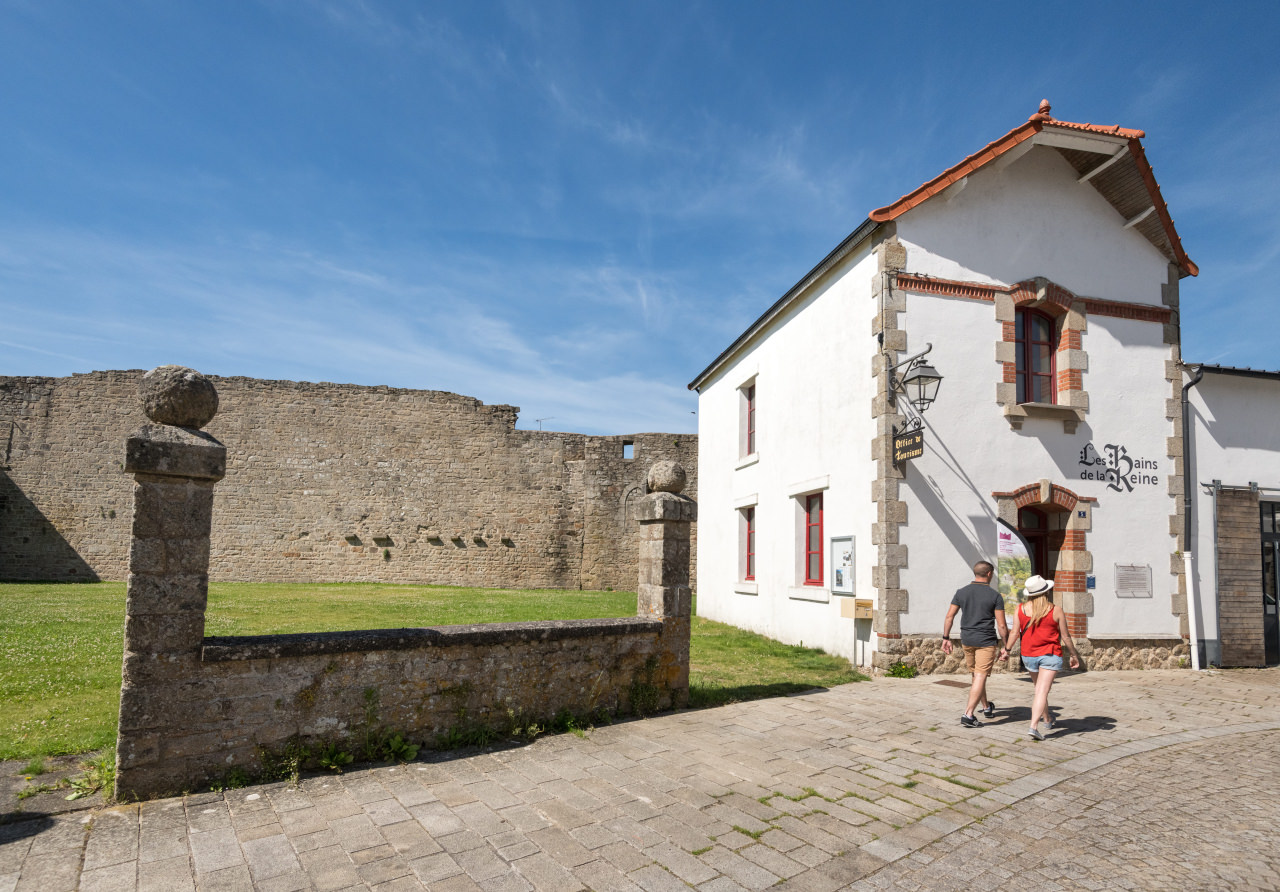 L'office de tourisme et les remparts à Guémené-Sur-Scorff