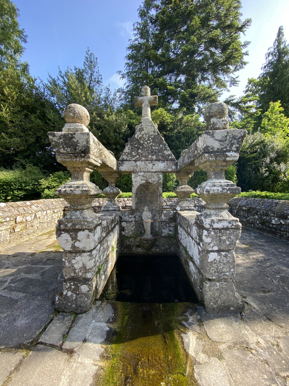 La fontaine de St Symphorien à Locmalo