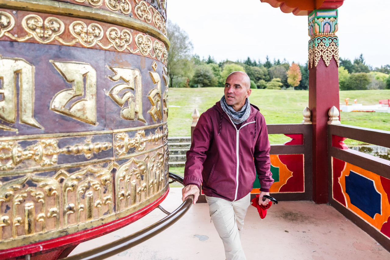 Pierrick Wattez fait le tour du moulin à prières au centre bouddhique drugkpa