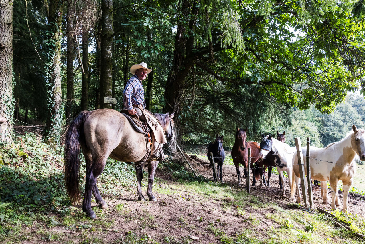 DIdier Dubrui est sur son cheval en forêt