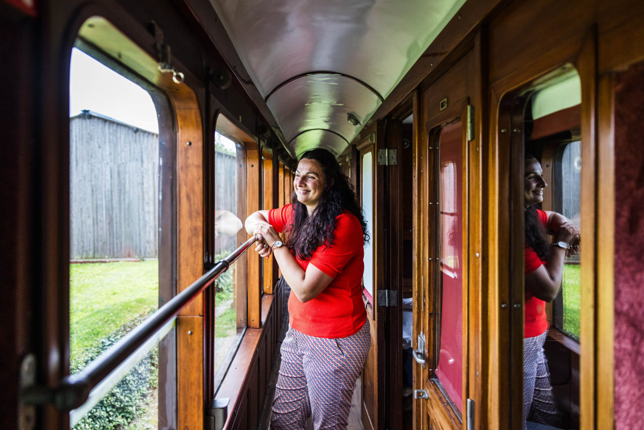 Solenn regarde par la fenêtre du wagon à Loisirs en Gare