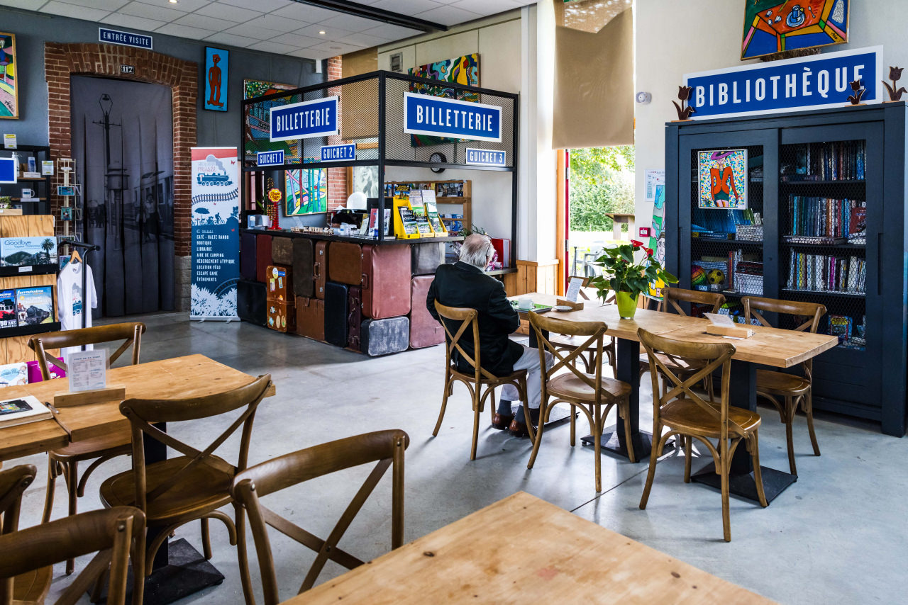 Le hall d'accueil de Loisirs en Gare et son café