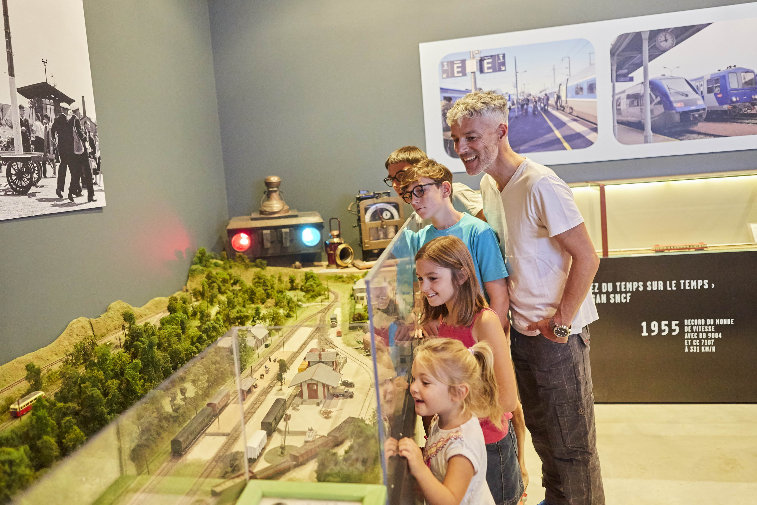 Une famille en visite du musée de Loisirs en gare à Guiscriff