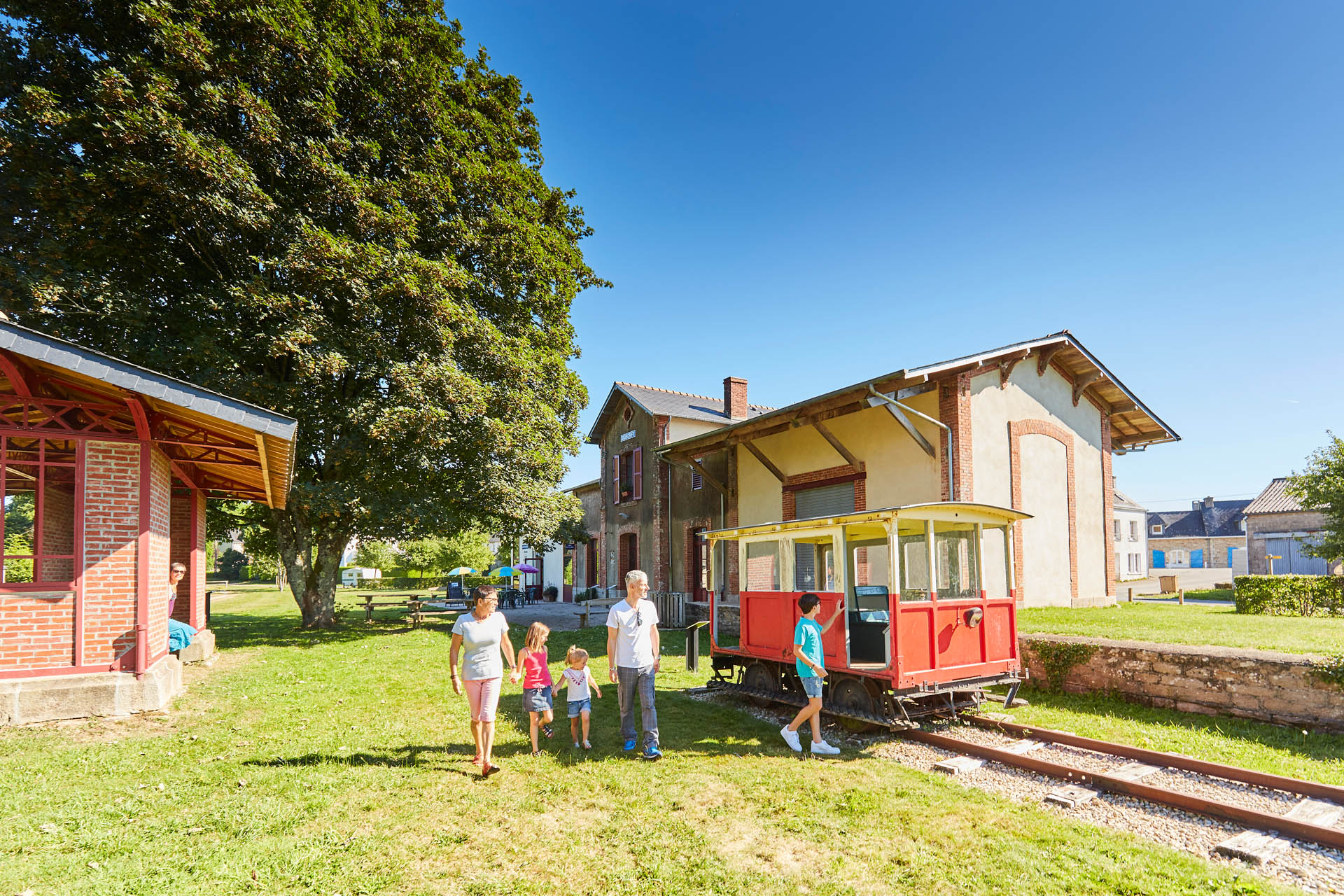 Famille en visite de Loisirs en Gare