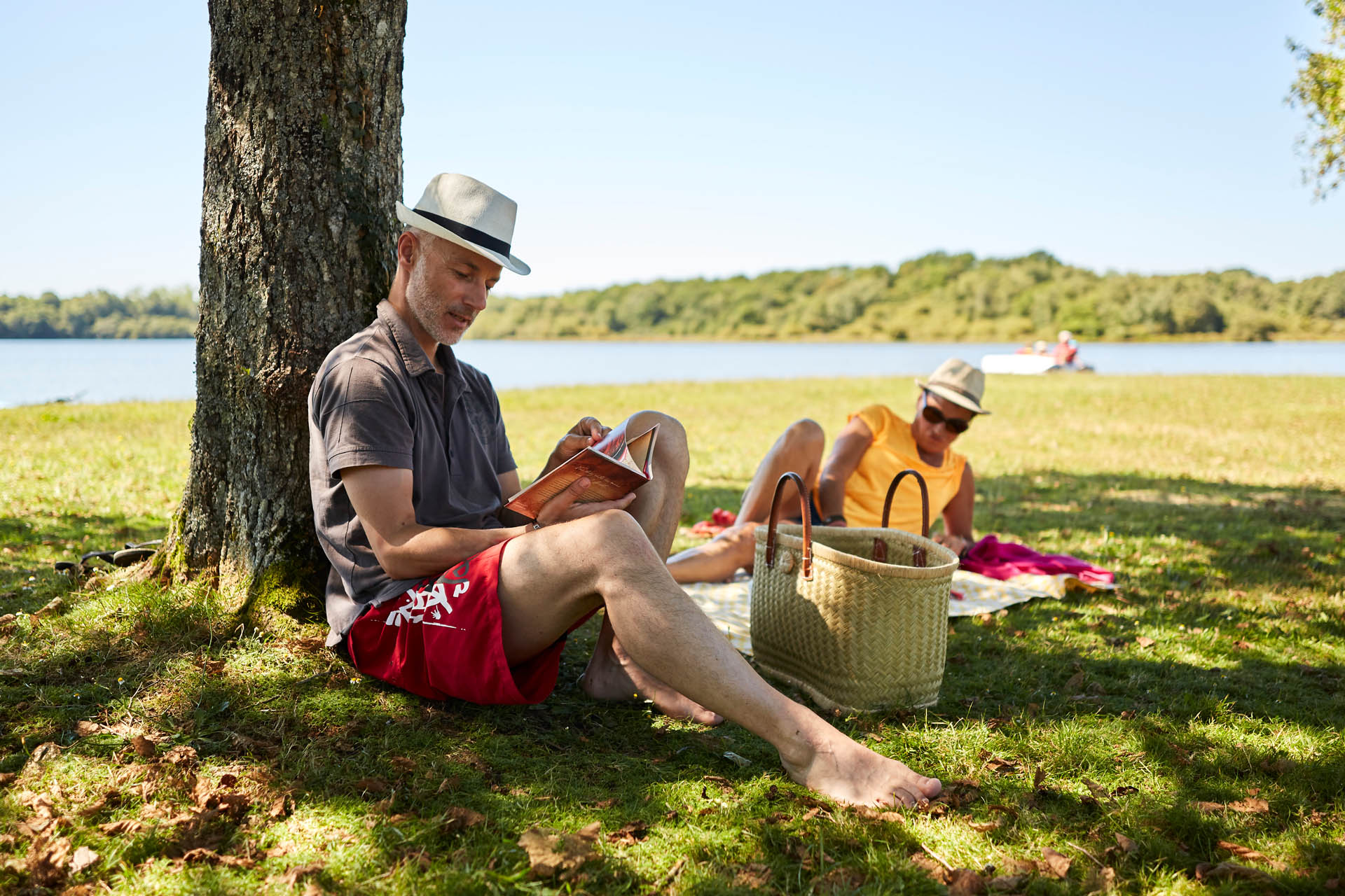 Détente sous un arbre au lac du bel air à Priziac