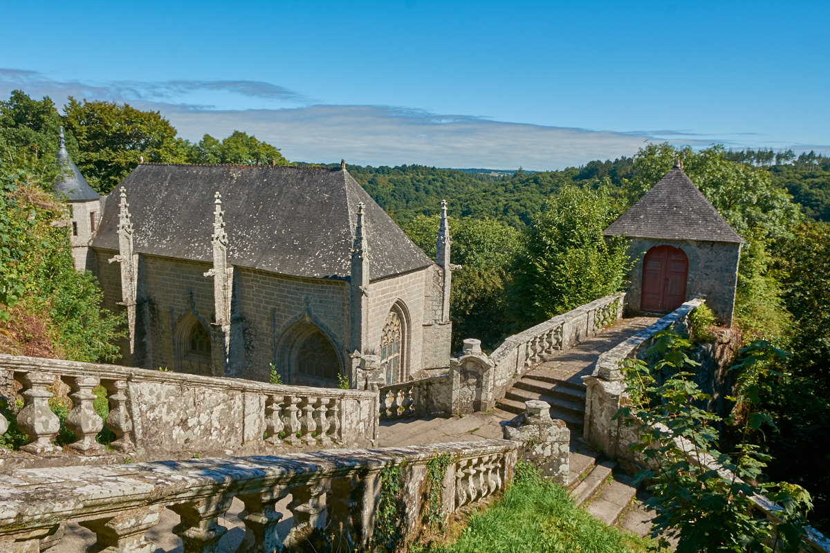 La chapelle de Sainte-Barbe surplombant la vallée de l'élée