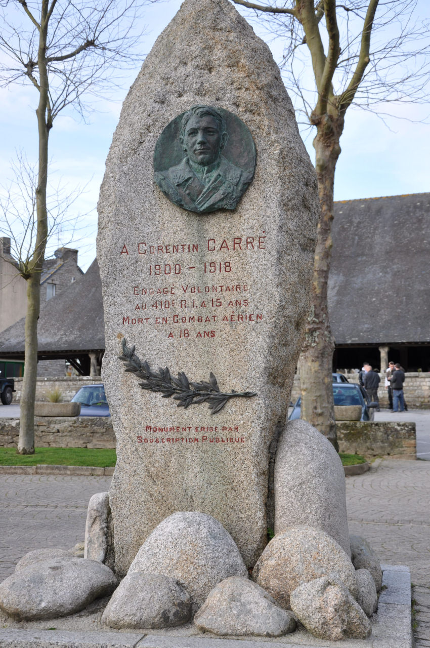 Stèle rendant honneur à Jean Corentin Carre au Faouët