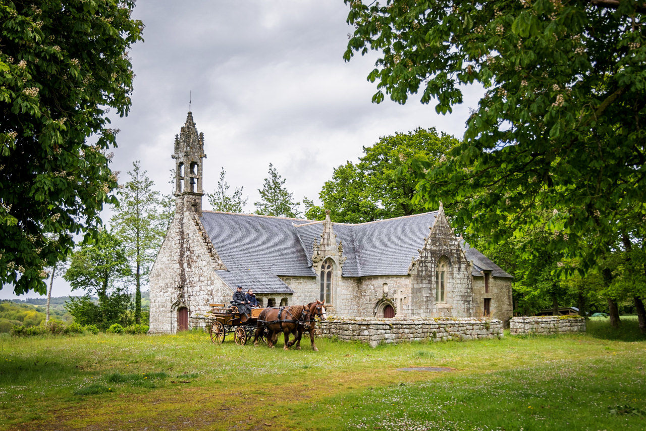 Un attelage devant la chapelle Saint-Guen