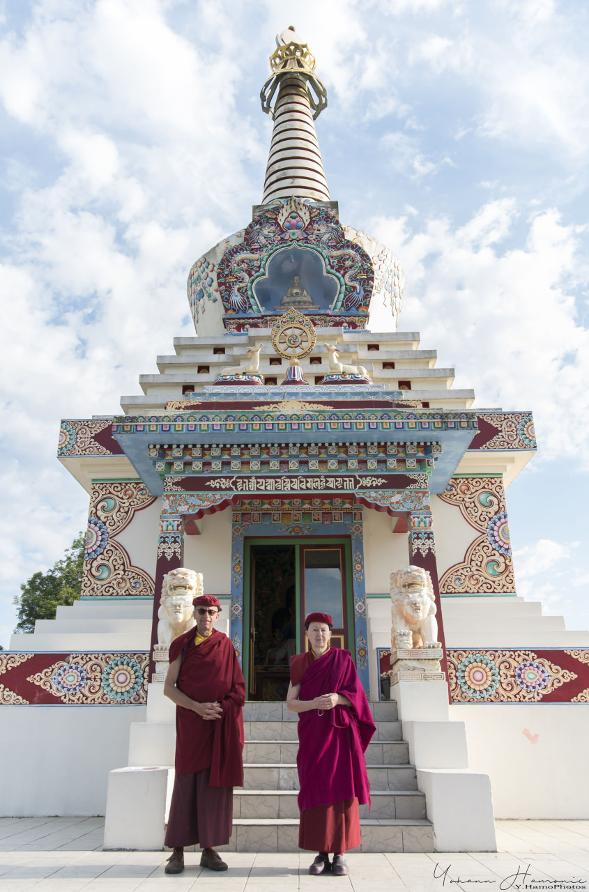 2 moines devant le stupa à Plouray