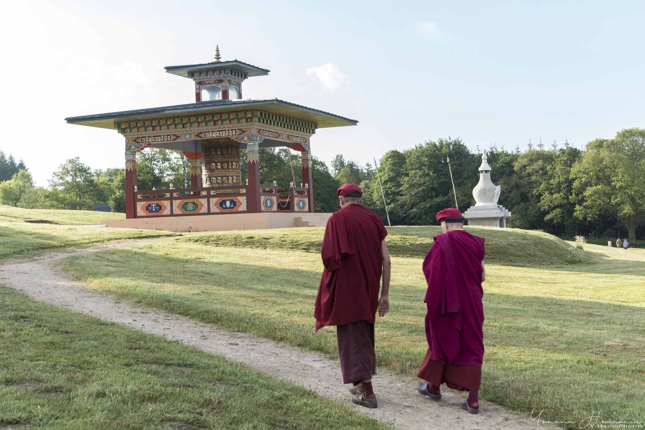 2 moines sur le terrain du centre bouddhique